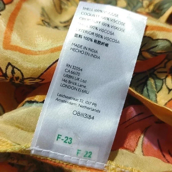 Urban Outfitters Hayden Souvenir Boxy Mix Print Button-Down Shirt Size xS - Picture 8 of 8